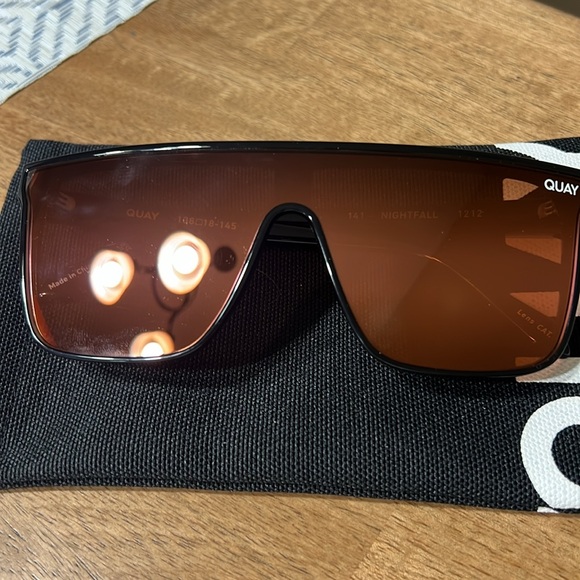 NWOT Quay Australia black rimmed Sunglasses with orange lens - Picture 2 of 7